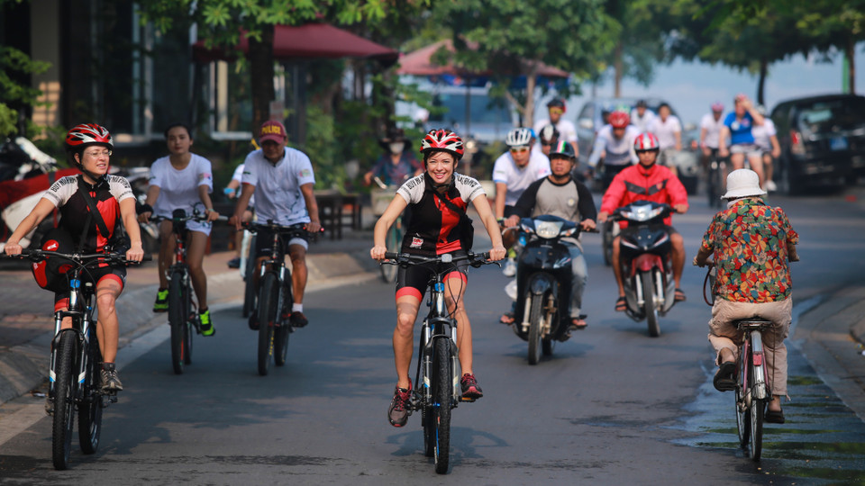 Chương trình còn chào đón sự trở lại của Vicky và Vanessa Weisenmaier, những người đang thực hiện hành trình đạp xe tới Trung Quốc và các nước Đông Nam Á nhằm nâng cao nhận thức về nạn giết hại động vật hoang dã. (Ảnh: Minh Sơn/Vietnam+)