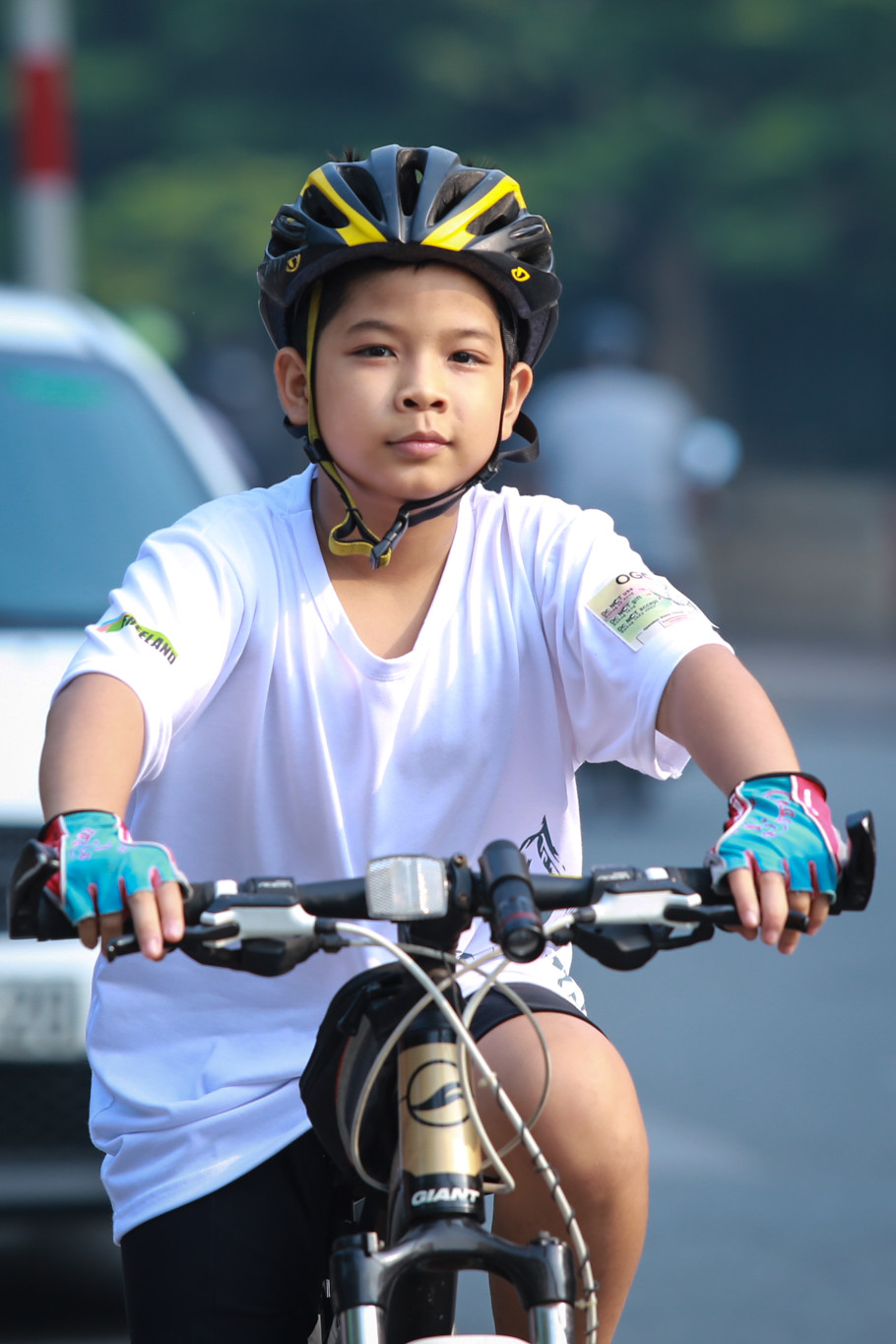 Cả những em nhỏ cũng hào hứng tham gia đạp xe kêu gọi bảo vệ loài tê giác. (Ảnh: Minh Sơn/Vietnam+)