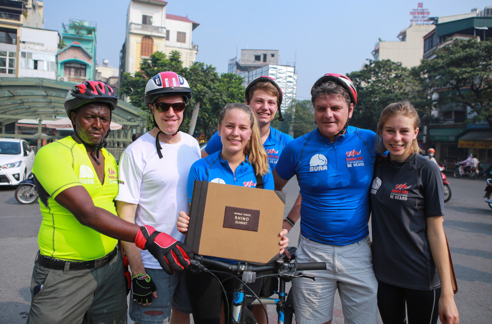 Đại sứ Mỹ chụp ảnh lưu niệm cùng các Đại sứ tê giác từ Hoa Kỳ và Nam Phi. (Ảnh: Minh Sơn/Vietnam+)