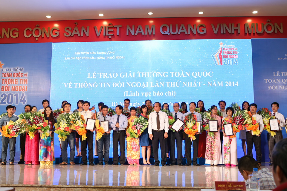 Trong thời gian từ ngày 8/12/2014-31/3/2015, ban tổ chức đã nhận được tổng số 515 tác phẩm dự thi, thuộc năm thể loại: báo in, báo điện tử, phát thanh, truyền hình và ảnh báo chí. 10 ngôn ngữ được sử dụng: tiếng Việt, tiếng Anh, tiếng Pháp, tiếng Nga, tiếng Trung, tiếng Tây Ban Nha, tiếng Nhật, tiếng Hàn Quốc, tiếng Lào và tiếng Bulgaria. (Ảnh: Minh Sơn/Vietnam+)