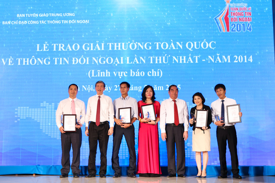 Sau hai vòng chấm sơ khảo và chung khảo, ban tổ chức đã chọn ra 59 tác phẩm để trao 5 giải Nhất, 10 giải Nhì, 13 giải Ba và 51 giải Khuyến khích theo năm thể loại: báo in, báo điện tử, phát thanh, truyền hình và ảnh báo chí. (Ảnh: Minh Sơn/Vietnam+)