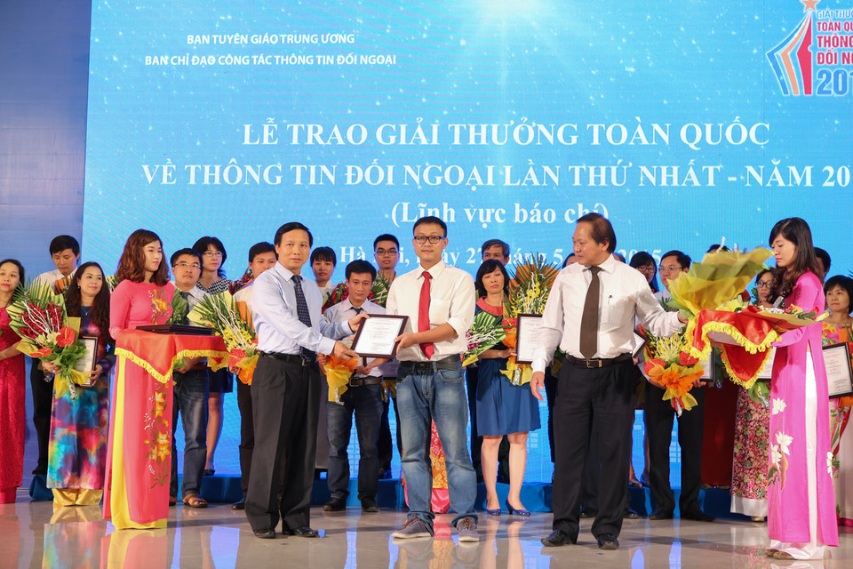 Giải Khuyến khích của VietnamPlus với ‘Chùm tin, bài, ảnh phản ánh cuộc đấu tranh bảo vệ chủ quyền ở Hoàng Sa’ (tác giả Trần Sơn Bách) ở thể loại báo điện tử. (Ảnh: Minh Sơn/Vietnam+)