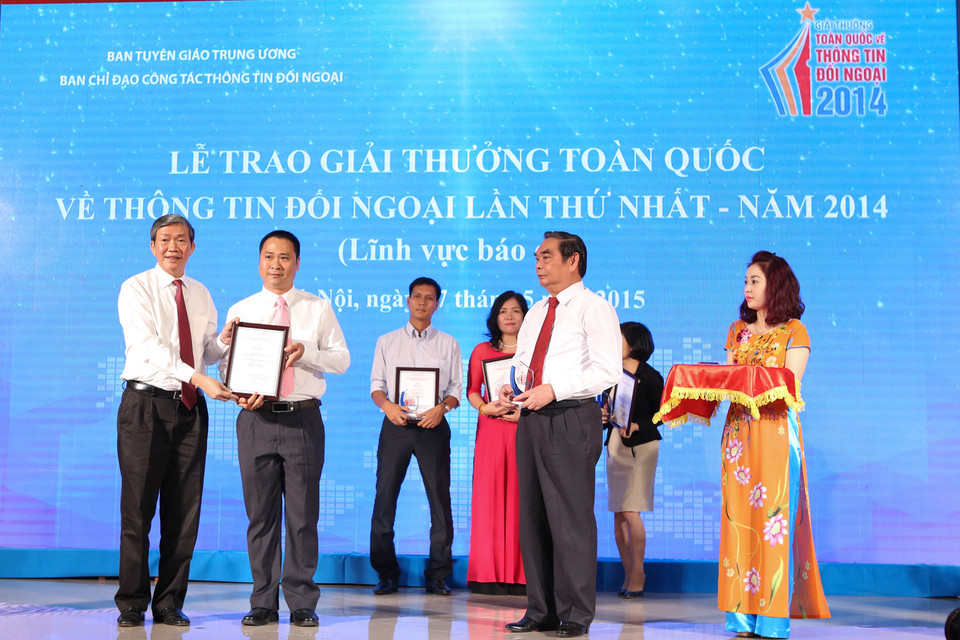 Báo điện tử VietnamPlus (Thông tấn xã Việt Nam) đã vinh dự nhận giải Nhất ở thể loại báo điện tử với tác phẩm ‘Bản tin nhạc rap Biển Đông đa ngữ’ (nhóm tác giả Lê Quốc Minh, Nguyễn Hoàng Nhật và Trần Ngọc Long). (Ảnh: Minh Sơn/Vietnam+)