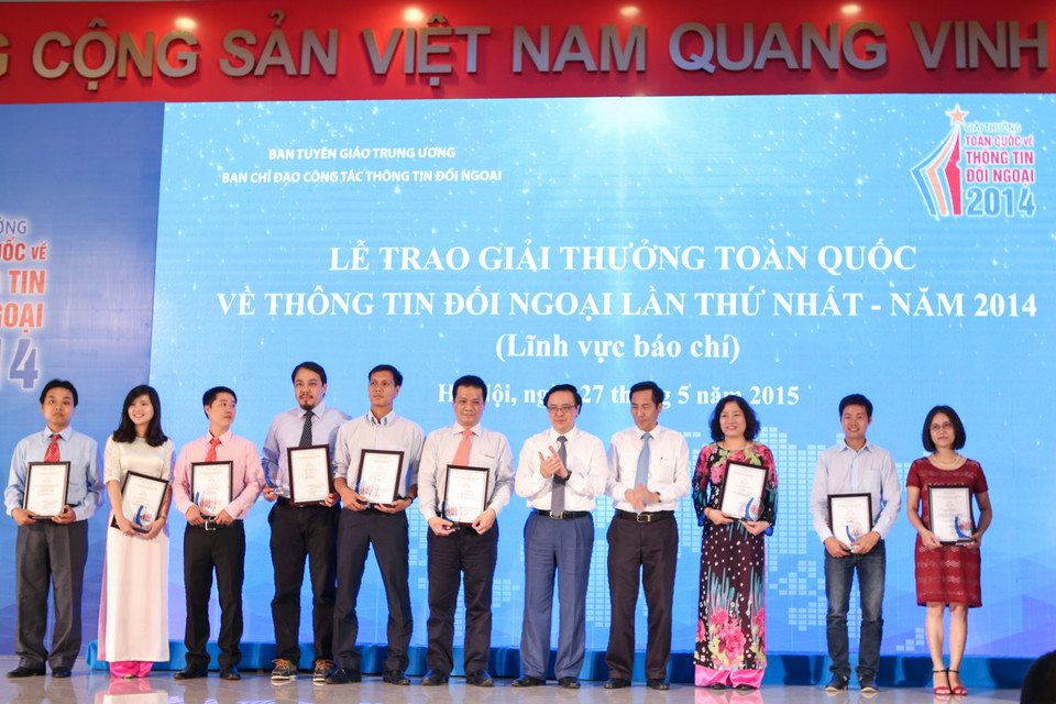 Các tác giả đạt giải Nhì. (Ảnh: Minh Sơn/Vietnam+)