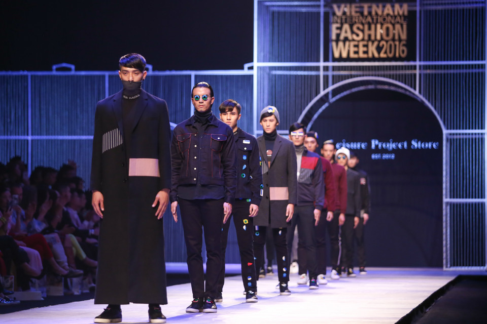 Những người mẫu nam đóng vai robot trong một bộ sưu tập. (Ảnh: Minh Sơn/Vietnam+)