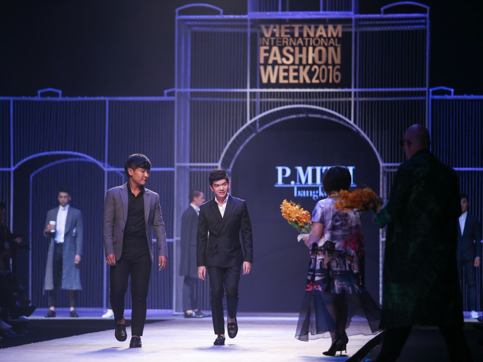 Trong đêm thứ 2, khán giả đã được thưởng thức màn trình diễn thời trang của 3 nhà thiết kế đến từ Thái Lan. (Ảnh: Minh Sơn/Vietnam+)