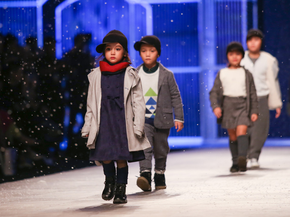 Nhà thiết kế Canifa của Việt Nam mang lên đường băng bộ sưu tập dành cho trẻ em. Các bé diện những bộ cánh Thu Đông tự tin sải bước. (Ảnh: Minh Sơn/Vietnam+)