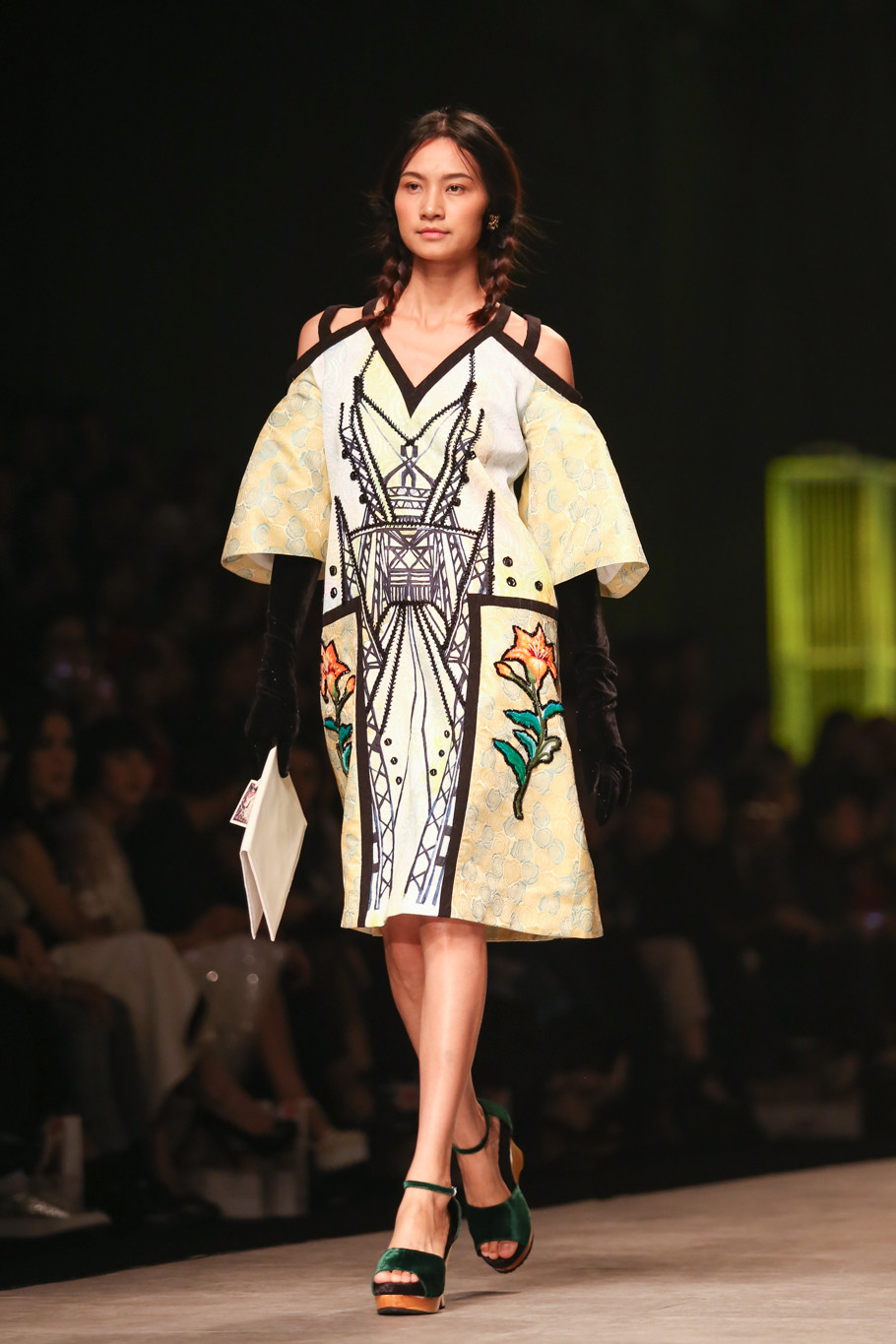 Màn trình diễn mang đậm dấu ấn quê hương Việt Nam của nhà thiết kế Thủy Nguyễn. (Ảnh: Minh Sơn/Vietnam+)