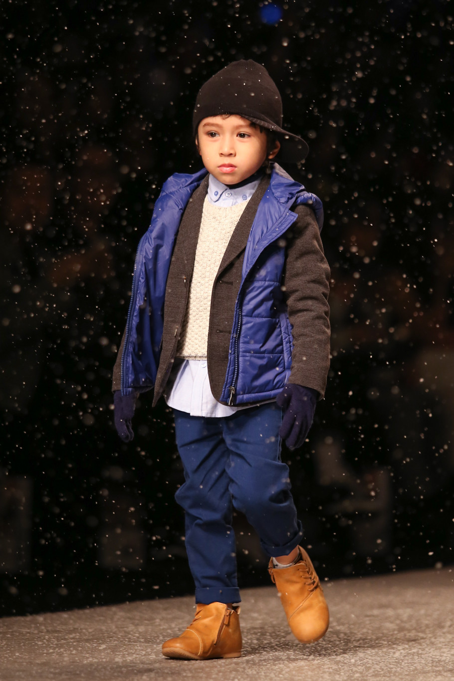 Trang phục dành cho trẻ em được sáng tạo từ những chất liệu dạ, len, cotton không chỉ giữ ấm mà còn tạo sự thoải mái. (Ảnh: Minh Sơn/Vietnam+)