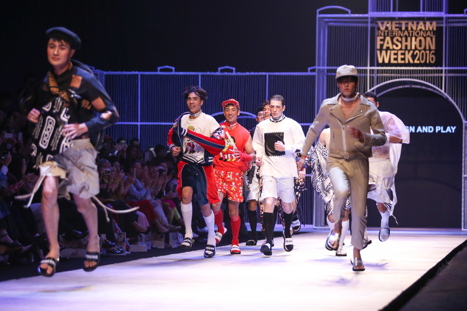 Điểm ấn tượng nhất trong đêm diễn thứ 2 của Tuần lễ thời trang quốc tế Việt Nam Thu Đông 2016 (Vietnam International Fashion Week 2016) là cảnh dàn người mẫu nam bỏ chạy thục mạng khiến khán giả bất ngờ. (Ảnh: Minh Sơn/Vietnam+)