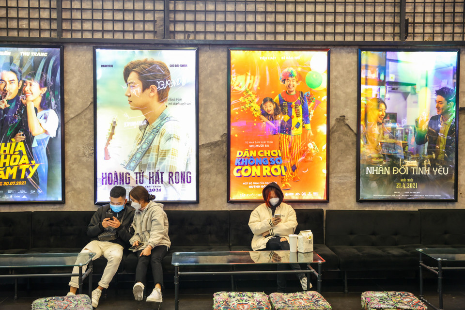'Với khởi đầu rất tốt, tôi tin rằng chỉ vài ngày tới, sức nóng của các cụm rạp sẽ gia tăng, lượng khách sẽ ổn định hơn. Đây là tín hiệu rất đáng mừng. Các anh chị em nhân viên tại rạp hiện đang rất vui, phấn khởi và nỗ lực hết công suất để phục vụ khách hàng,' bà Hằng chia sẻ. (Ảnh: Minh Sơn/Vietnam+)