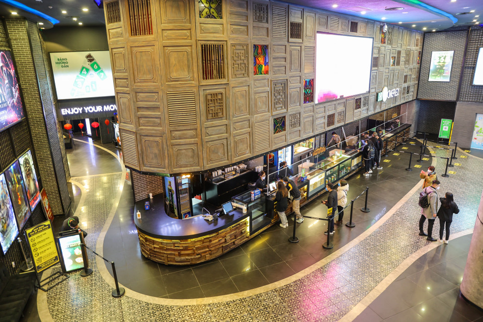 Ghi nhận tại cụm rạp BHD Phạm Ngọc Thạch thời điểm 11 giờ 30, rất nhiều khán giả đã xếp hàng để mua vé. (Ảnh: Minh Sơn/Vietnam+)