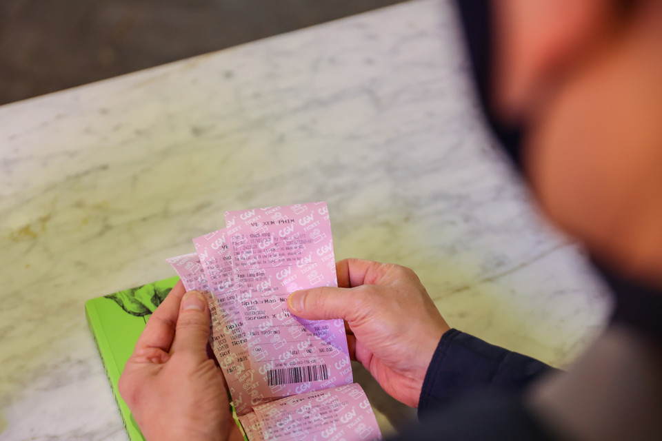 Nhiều trong số các vị khách đến đây cho biết, họ không khỏi háo hức, chờ đợi để được thưởng thức các tác phẩm điện ảnh mới trong ngày ra rạp. (Ảnh: Minh Sơn/Vietnam+)