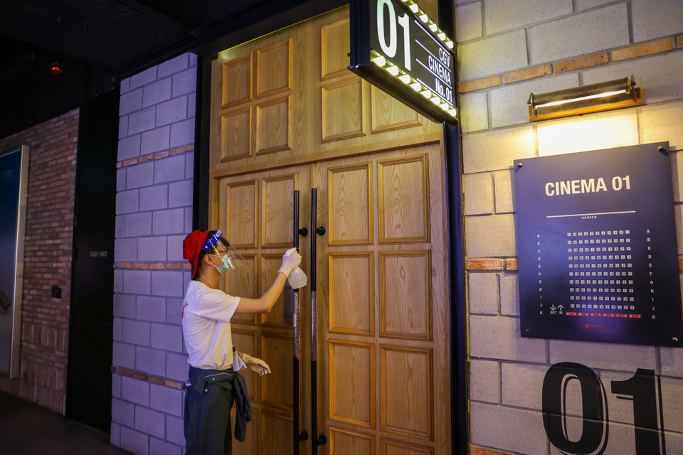Nhân viên tại cụm rạp CGV Long Biên thường xuyên lau rửa, sát khuẩn những vị trí khách hàng hay tiếp xúc. (Ảnh: Minh Sơn/Vietnam+)