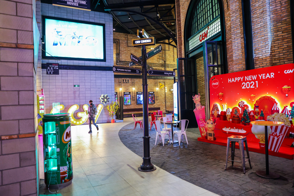 Ghi nhận ngày đầu tiên trở lại hoạt động, lượng khách tuy không nhiều nhưng các suất chiếu vào khoảng 11 giờ trưa đều bán được rất nhiều vé. (Ảnh: Minh Sơn/Vietnam+)