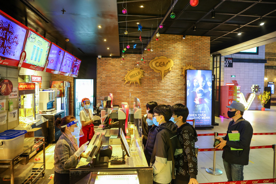 Quầy bán đồ ăn tại cụm rạp này cũng bắt đầu phục vụ các khách hàng. (Ảnh: Minh Sơn/Vietnam+)