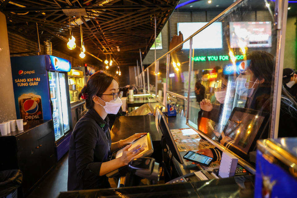 'Tất cả khách đến rạp đều được hướng dẫn giãn cách và thực hiện 5K để an toàn chống dịch,' bà Hằng cho hay. (Ảnh: Minh Sơn/Vietnam+)