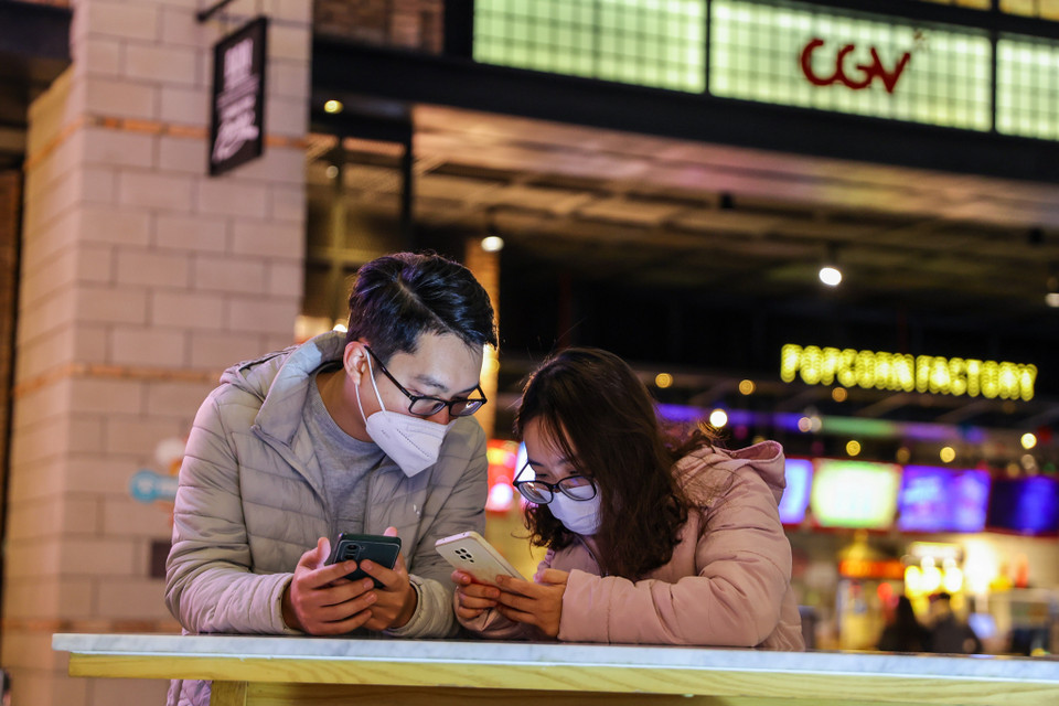 Vượt quãng đường gần 30 cây số từ Hưng Yên sang rạp CGV tại Long Biên, khách hàng trẻ tuổi Hàn Ngọc Tùng chia sẻ: 'Háo hức thật sự vì đã rất lâu rồi em và bạn gái không được ra rạp. Bộ phim bọn em chọn là phim Người Nhện.' (Ảnh: Minh Sơn/Vietnam+)