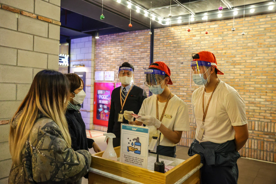 Tuy nhiên, trong tình hình dịch bệnh vẫn còn diễn biến phức tạp, các rạp phim cũng đã có những phương án chuẩn bị kỹ lưỡng để đảm bảo sức khoẻ cho khán giả đến xem phim. (Ảnh: Minh Sơn/Vietnam+)