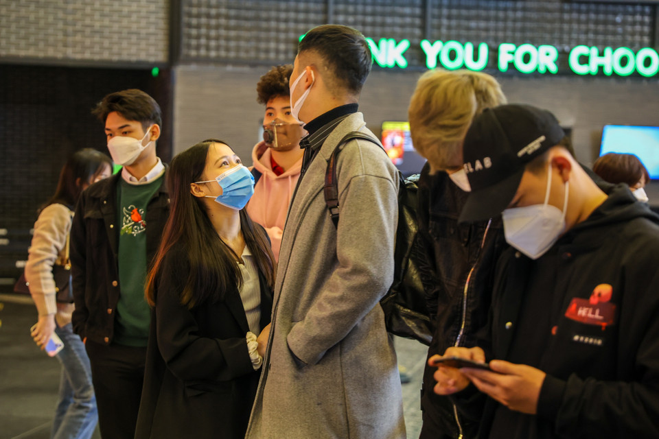 Không chỉ đa dạng nguồn phim, một số rạp nhanh chóng triển khai các chương trình khuyến mại khi mua vé hoặc giảm giá cho học sinh, sinh viên để thu hút khách đến rạp. (Ảnh: Minh Sơn/Vietnam+)