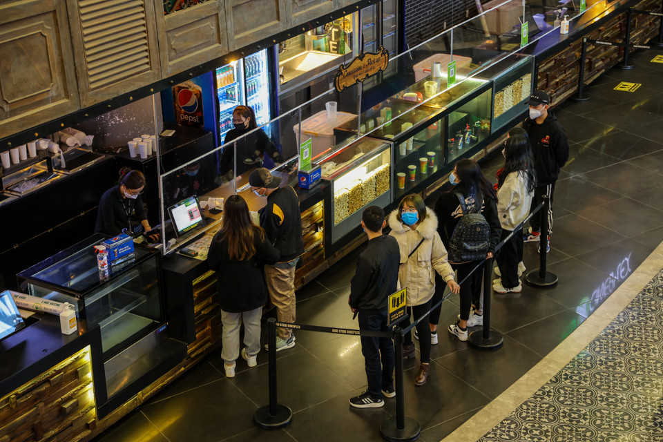 Bà Lê Thị Thuý Hằng - Quản lý rạp BHD tại Vincom Phạm Ngọc Thạch cho hay, ngày đầu tiên, rạp đã có lượng khách rất khả quan, với 1.000 vé mua trước, các phòng chiếu đều có tỉ lệ lấp đầy 50%. (Ảnh: Minh Sơn/Vietnam+)