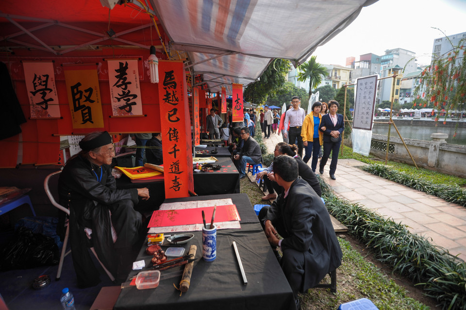 Theo quan sát của phóng viên, suốt một buổi chiều ở đây lượng khách đến rất thưa thớt và không nhiều người xin chữ. (Ảnh: Minh Sơn/Vietnam+)