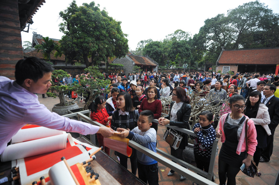 Thậm chí vẫn chấp nhận xếp hàng cả tiếng đồng hồ. Bạn Lụa (Hà Nội) cho biết, bạn đã quen xin chữ ở Văn Miếu rồi, nếu phải sang bên hồ Văn thì rất bất tiện. (Ảnh: Minh Sơn/Vietnam+)