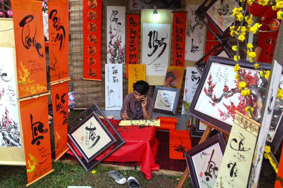 Khuôn viên tại hồ Văn rộng rãi, đẹp hơn, đủ để cho những ông đồ mặc sức trang trí gian hàng theo ý muốn. (Ảnh: Minh Sơn/Vietnam+)