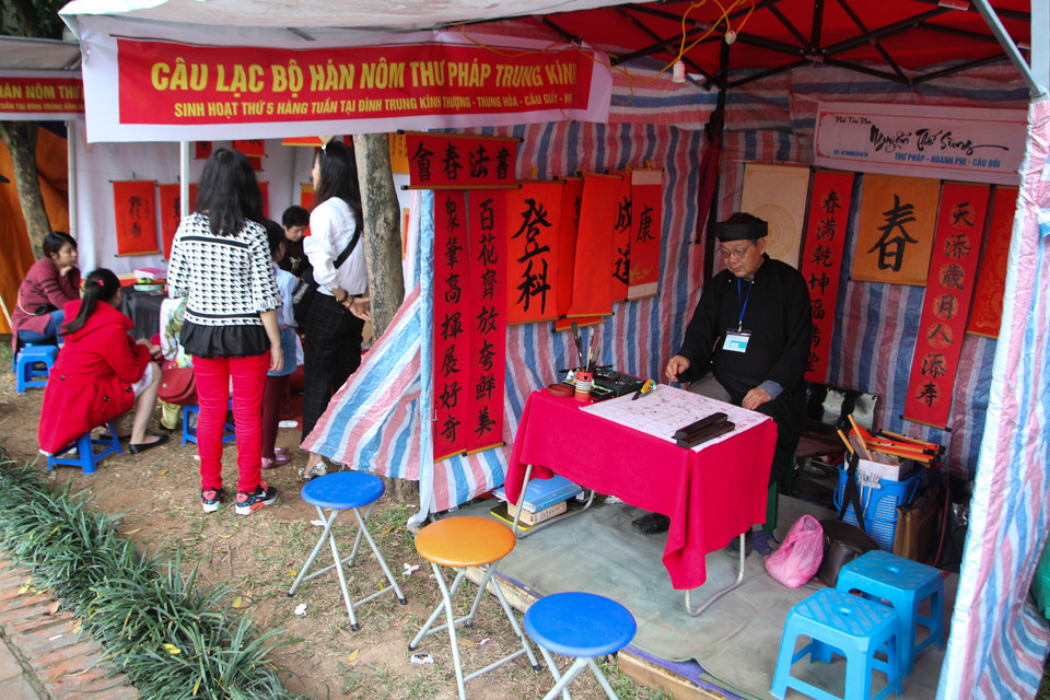 Năm đầu tiên được đưa vào trong hồ Văn, mặc dù chỉ cách địa điểm cũ là vỉa hè khu Văn Miếu-Quốc Tử Giám khoảng 100 mét nhưng dường như không nhiều người biết đến nơi này. (Ảnh: Minh Sơn/Vietnam+)