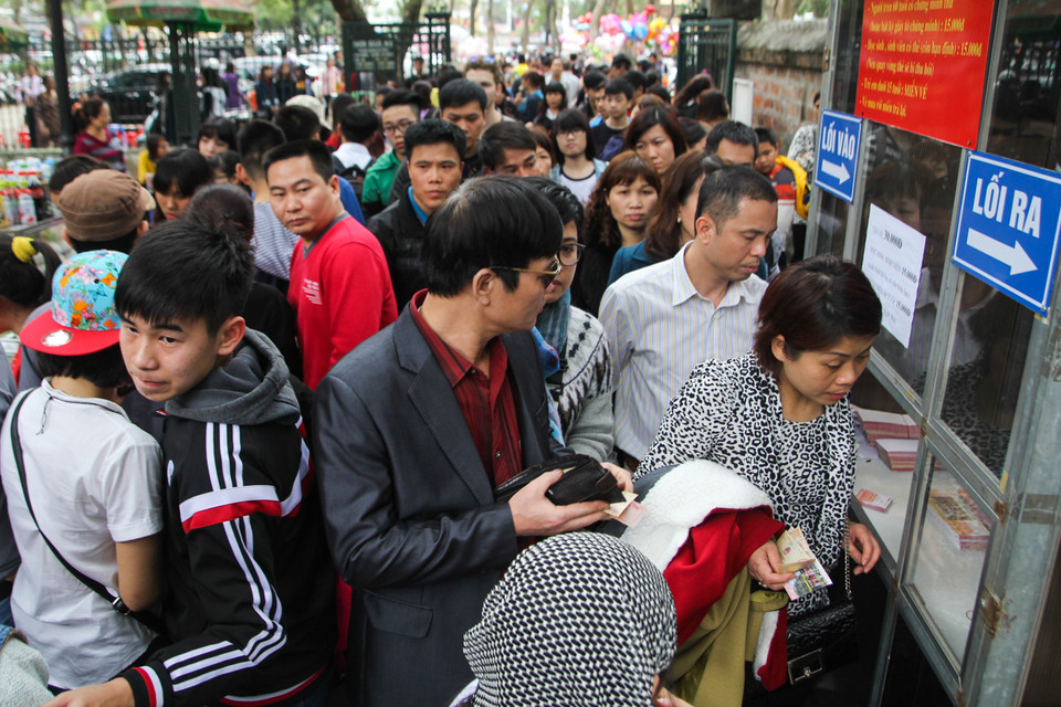 Ngay từ những ngày đầu năm mới, người dân đã nô nức đi lễ chùa, xin chữ tại Văn Miếu – Quốc Tử Giám. Do số lượng người quá đông, ban quản lý di tích đã phải lập thêm 2 trạm bán vé. (Ảnh: Minh Sơn/Vietnam+)
