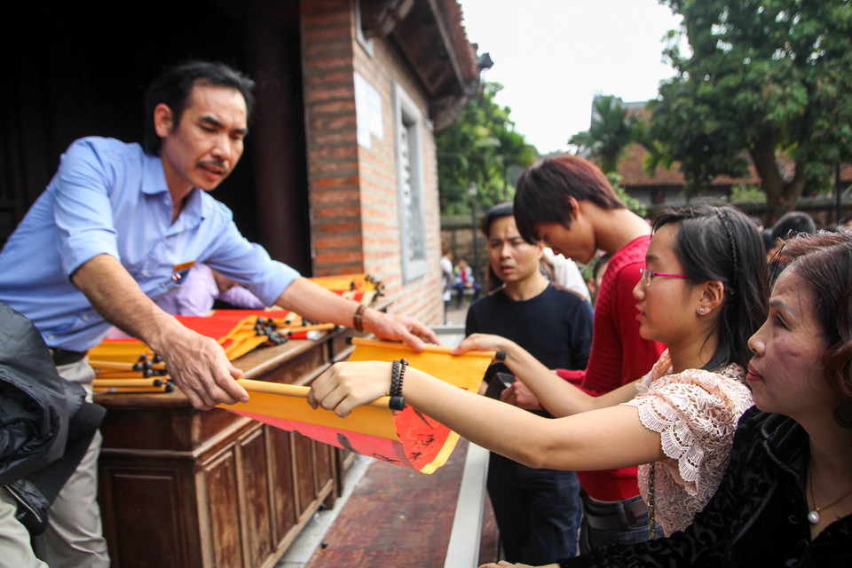 Xin chữ tại Văn Miếu là một nét đẹp truyền thống của người dân Thủ đô mỗi dịp Tết đến xuân về, (Ảnh: Minh Sơn/Vietnam+)