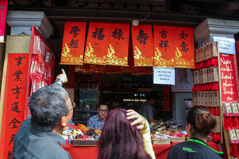 Giá cả rất đa dạng từ 60-150 ngàn đồng/chữ. (Ảnh: Minh Sơn/Vietnam+)