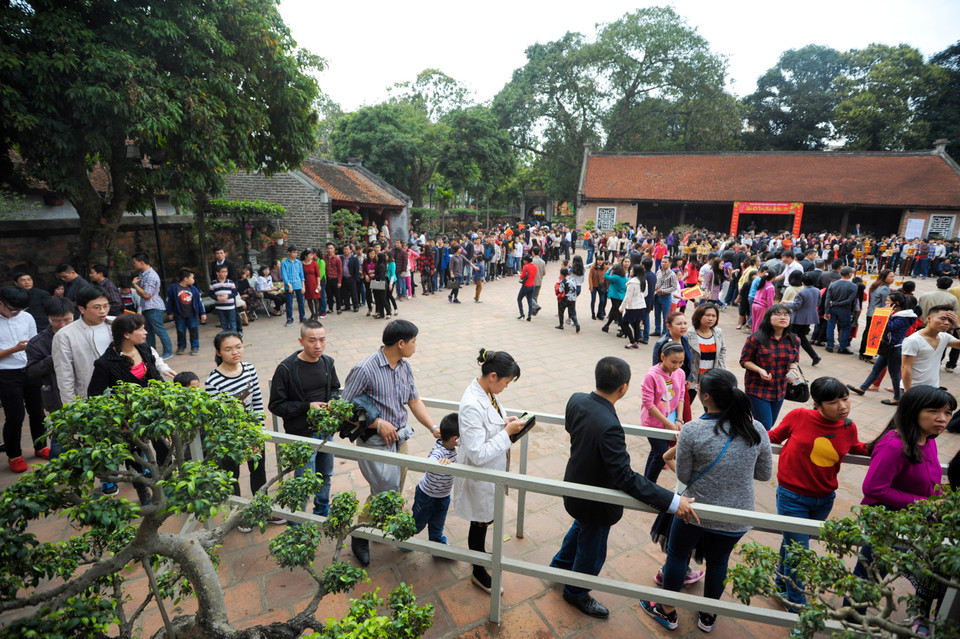 Ban quản lý khu di tích đã dựng lên một hàng rào sắt để người dân xếp hàng trật tự. (Ảnh: Minh Sơn/Vietnam+)