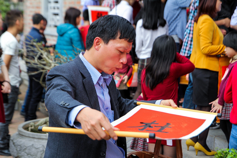 Để chữ được khô hoàn toàn phải đợi khoảng 15-20 phút. (Ảnh: Minh Sơn/Vietnam+)