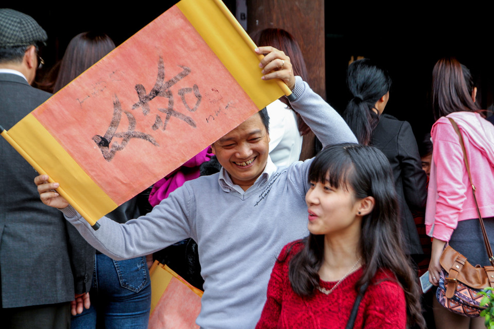 Vui mừng vì xin được chữ. (Ảnh: Minh Sơn/Vietnam+)