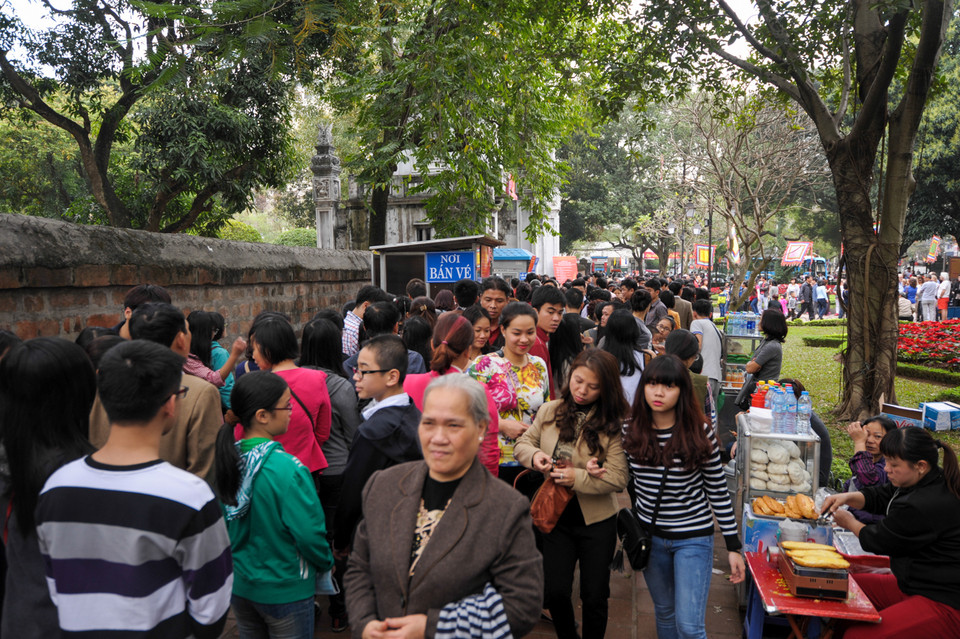 Mùng 2 Tết (20/2) thời tiết khá đẹp nên số lượng người đổ về Văn Miếu mỗi lúc một đông. (Ảnh: Minh Sơn/Vietnam+)