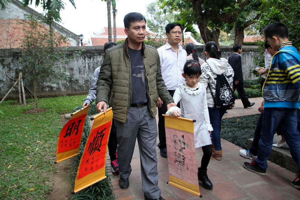 Xin chữ đầu năm mang nhiều ý nghĩa văn hóa, thể hiện sự trọng chữ nghĩa trọng tri thức và cũng là mong muốn may mắn, cầu một năm tài lộc, phúc thọ đầy nhà. (Ảnh: Minh Sơn/Vietnam+)