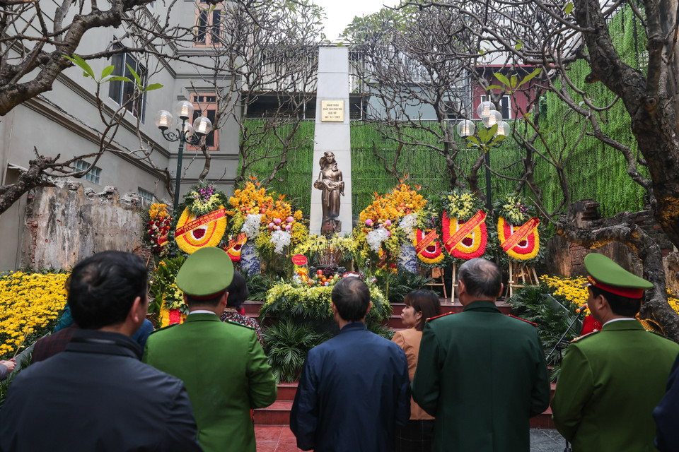 Mỗi năm, vào ngày 26/12, người dân sống tại phố Khâm Thiên đều làm lễ giỗ chung cho 287 người đã mất bởi trận rải bom B52 tàn ác của Mỹ. 50 năm trôi qua, nỗi đau Khâm Thiên vẫn nhức nhối trong lòng những người đang sống. (Ảnh: Minh Sơn/Vietnam+)