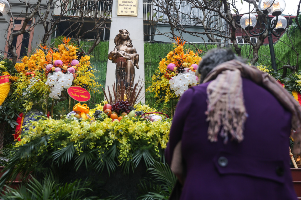 Bà Hợp nghẹn nghào chia sẻ dù 50 năm đã trôi qua nhưng mỗi lần nghĩ lại cảnh những người dân trong khu phố mình ngã xuống bà đều cảm thấy xót xa. (Ảnh: Minh Sơn/Vietnam+)