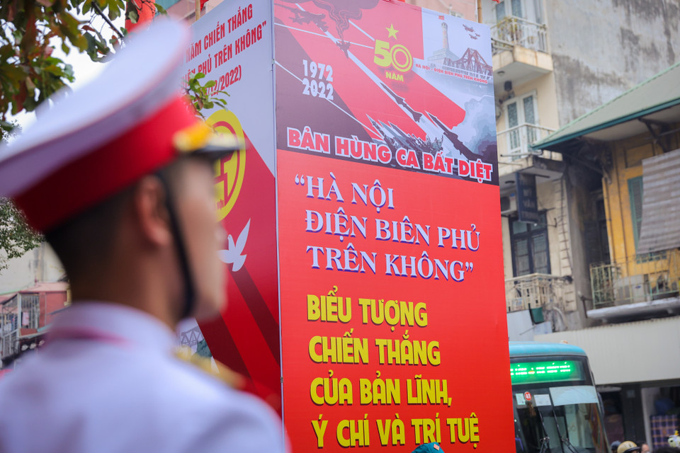 Vào lúc 22 giờ 30 đêm 26/12/1972, khi dư âm của lễ Giáng sinh vẫn còn đọng lại, 30 máy bay B52 của quân đội Mỹ đã ném bom xuống đường phố Khâm Thiên, con phố đông đúc của trung tâm Hà Nội thời bấy giờ. Vệt bom hủy diệt kéo dài 1.000m với chiều rộng 40-50m. (Ảnh: Minh Sơn/Vietnam+)