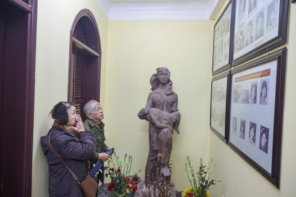 Lúc bấy giờ ông đang đi bộ đội ở Hưng Yên. Đêm 26/12, ông nghe tin Khâm Thiên bị đánh bom nên rất sốt ruột. Trưa 27/12, ông về đến nhà thấy người thân không còn, ông vỡ òa. 'Người ta cứ bảo là quên, nhưng làm sao quên được...' ông Tuấn nghẹn ngào. (Ảnh: Minh Sơn/Vietnam+)