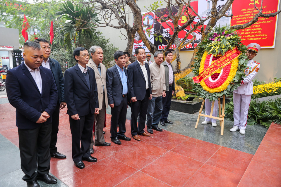 Sau trận bom kinh hoàng, những người dân nơi đây đã dựng lên một tượng đài tưởng niệm dành cho những người đã khuất. Rất đông người đến thăm viếng, thắp lên những nén nhang tưởng nhớ các nạn nhân. Nơi đây cũng chính là nền của căn nhà số 51 đã bị xóa sổ, sinh mạng của 7 người trong gia đình đã bị cướp đi trong trận ném bom của Mỹ. (Ảnh: Minh Sơn/Vietnam+)