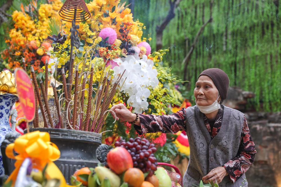 Chừng vài phút sau, bà Hòa được kéo lên còn mẹ chồng bà thì đã chết ngạt. Ba người em cũng đã thiệt mạng. 'Thực sự lúc ấy tôi hoảng loạn đến mức không có nước mắt để mà khóc. Sau khi đưa được chồng và các em lên, tôi quay ra tìm mẹ chồng thì không thấy bà đâu, không rõ người ta đã chuyển đi từ lúc nào. Cho đến tận bây giờ, chúng tôi vẫn không tìm được bà. Đó là nỗi đau không thể nguôi của gia đình tôi,' bà Hòa nức nở. (Ảnh: Minh Sơn/Vietnam+)