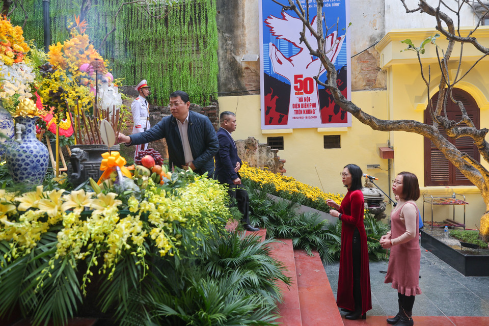 Hàng năm, cứ vào dịp kỷ niệm trận Điện Biên Phủ trên không, nhân dân lại đến đây dâng hương tưởng niệm những người đã khuất/ (Ảnh: Minh Sơn/Vietnam+)