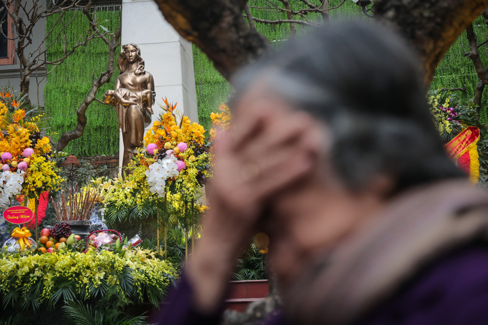 Trong tâm khảm người dân phố này, ngày 26/12 của mùa đông năm ấy là ngày giỗ chung của hàng trăm người vô tội, ngày của sự tang tóc đau thương nhưng cũng đầy bi tráng. (Ảnh: Minh Sơn/Vietnam+)