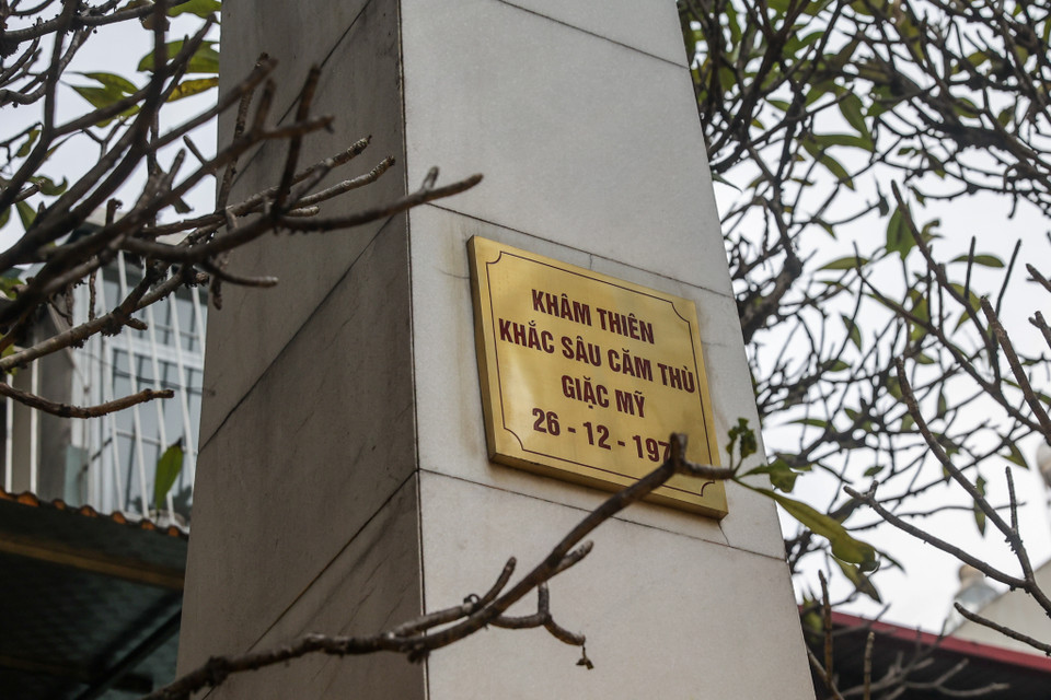 Cột bia căm thù được dựng đầu năm 1973. Ban đầu, bia được dựng bằng gỗ và cót ép sơn màu trắng, sau này được dựng lại bằng ximăng ốp đá hoa cương vững chãi. (Ảnh: Minh Sơn/Vietnam+)