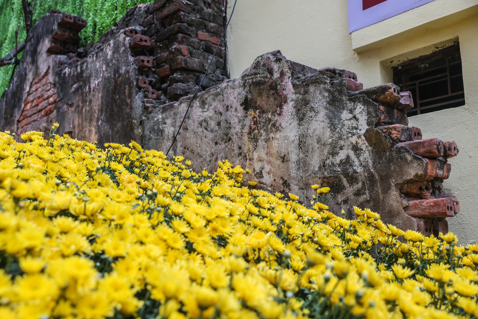 Quanh khuôn viên đài tưởng niệm, các mảng tường ghi dấu tích phá hoại của bom Mỹ được lưu giữ nguyên trạng. (Ảnh: Minh Sơn/Vietnam+)