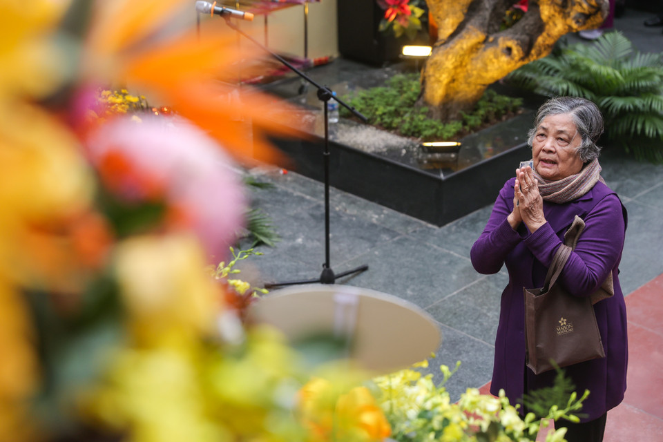 'Mặc dù gia đình tôi may mắn sống sót nhưng sáng 27/12 tôi ra nhìn ngõ Chợ Khâm Thiên tan hoang, xác người la liệt, nghĩ tới là đau xót lắm.' (Ảnh: Minh Sơn/Vietnam+)