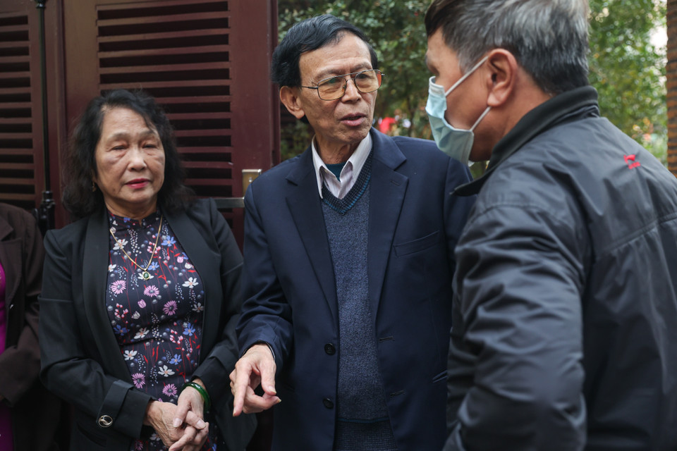 Ông Nguyễn Văn Hòa (66 tuổi) một người dân Khâm Thiên nghẹn ngào chia sẻ 50 năm đã trôi qua, nhưng ký ức về đêm bom rơi tàn khốc năm 1972 vẫn chưa phai nhòa. (Ảnh: Minh Sơn/Vietnam+)