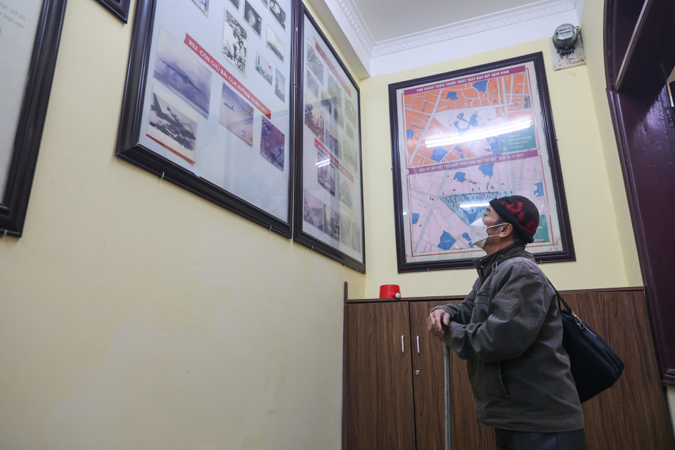 Ông Lê Văn Chiến (74 tuổi, sống tại Bắc Giang) cho biết ông bắt xe từ 6 giờ xuống Hà Nội để vào đây dâng hương tưởng niệm. (Ảnh: Minh Sơn/Vietnam+)